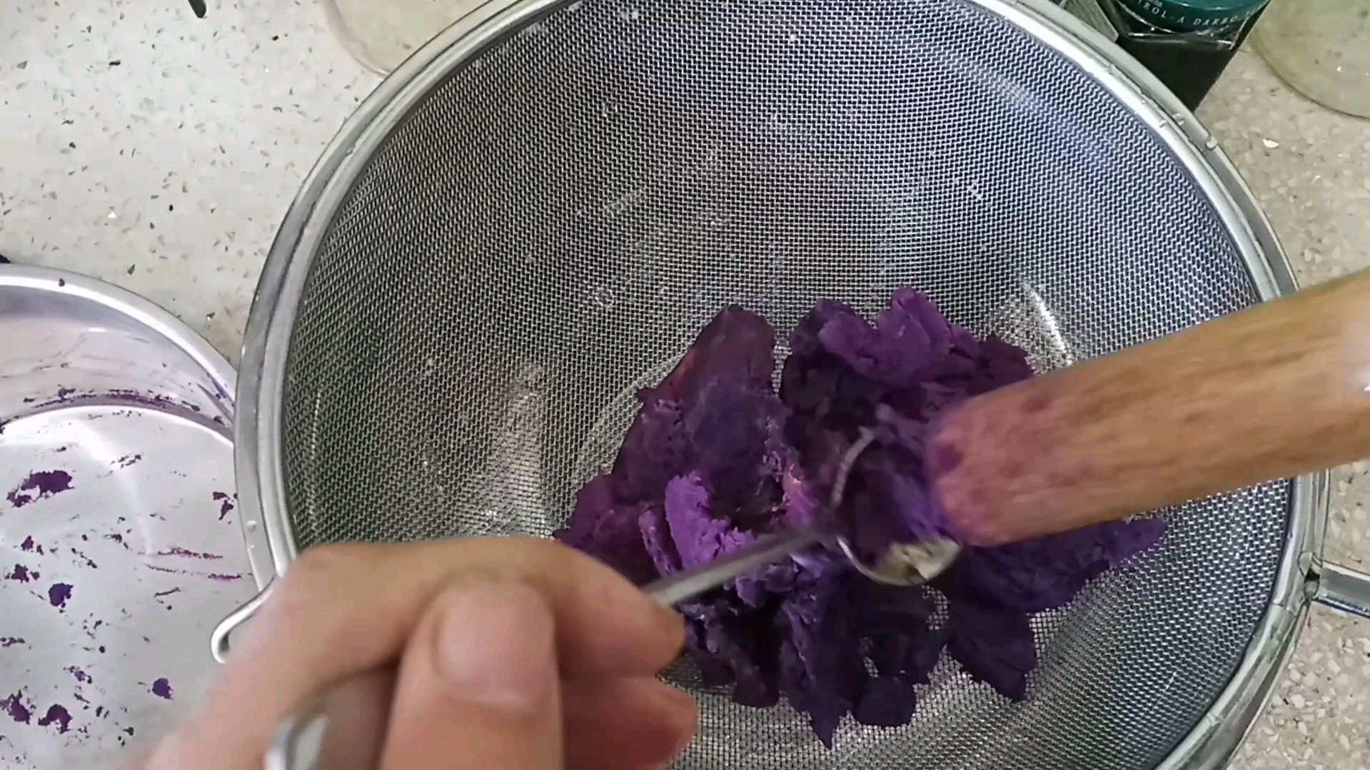 珍珠奶茶中的紫薯珍珠怎样做?资深吧台长分享整个拌料过程,收藏