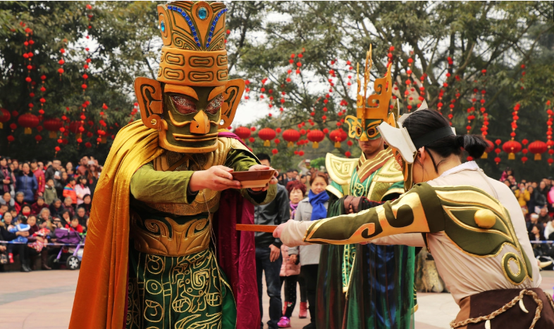 每年广汉三星堆都会举行大祭祀活动,再现古代蜀国蜀王祈福仪式,其祭祀
