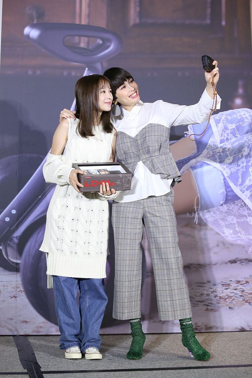 12月27日,黄雅莉与王源的同框照孕肚抢镜,引起了公众的广泛关注.