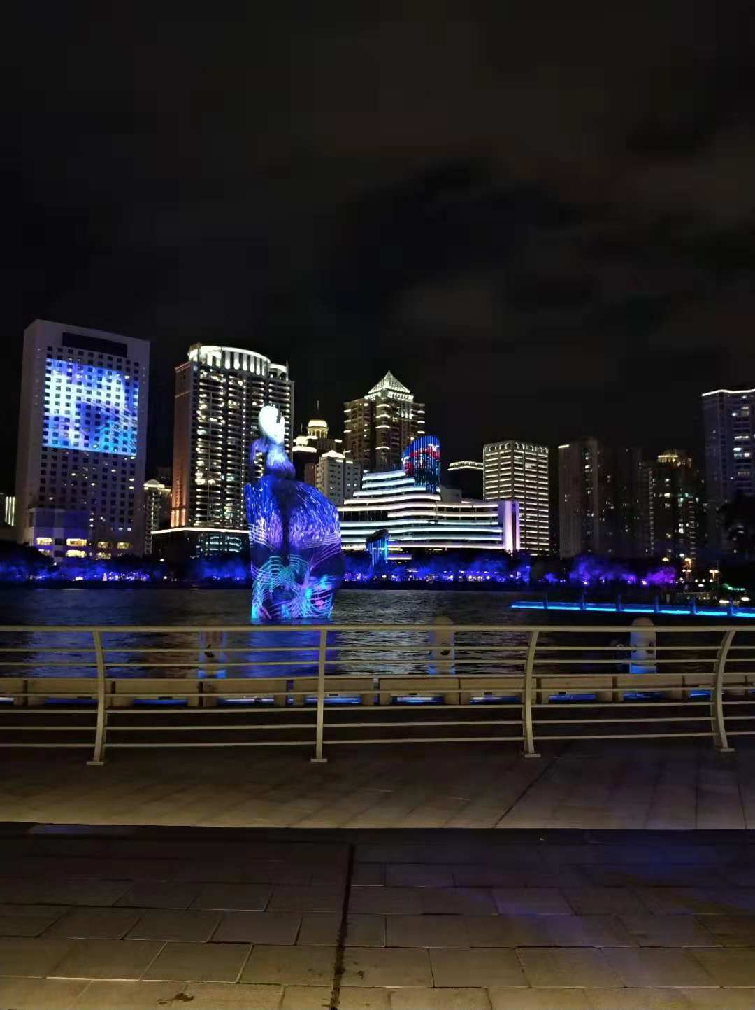 筼筜雅游游船 在筼筜湖相邻的白鹭洲公园每周六,周日的晚上8:00-9:00