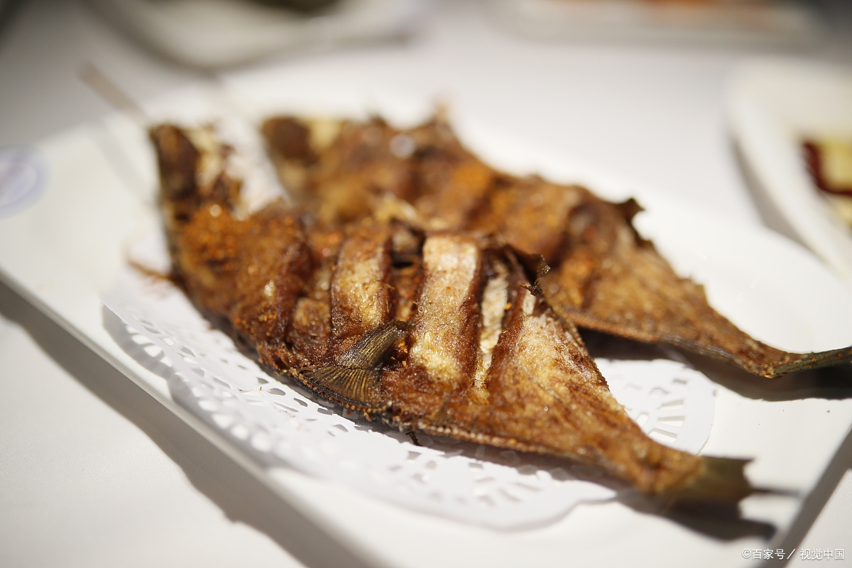 香茅草烤鱼:傣族特色的美食