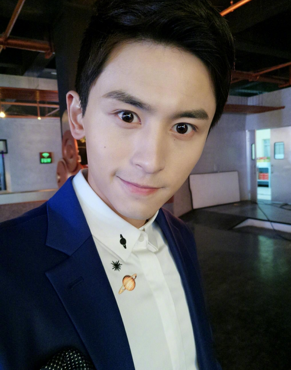 换了发型的张哲瀚终于走上了颜值巅峰!网友:剃成光头也很帅!