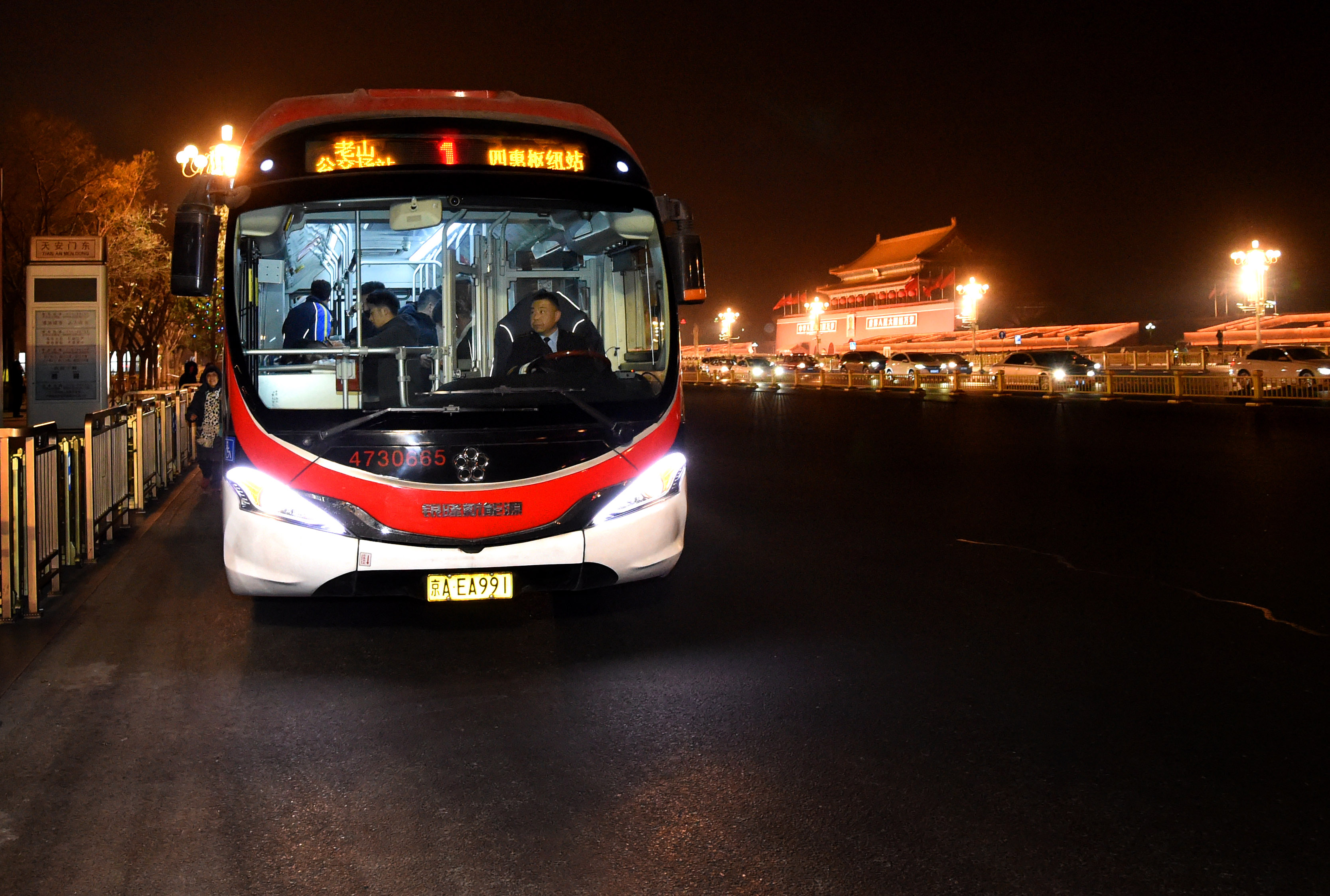 除夕夜中的公交车