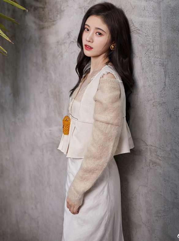 鞠婧祎最新写真超a,当她站在梯子凹造型,身高确定159?