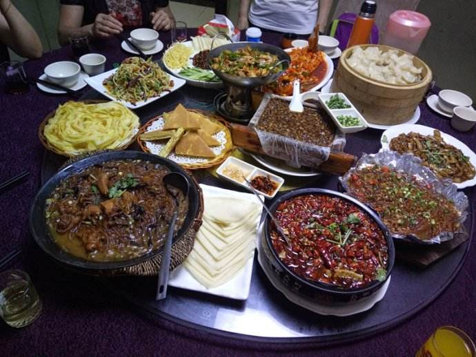 同事聚餐,出去接个电话,回来后包间无人,老板送我7个字!