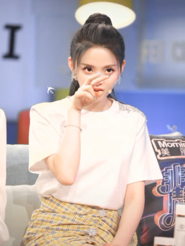 有一种坐姿叫杨超越的"女神坐",当所有人都二郎腿,她却很另类