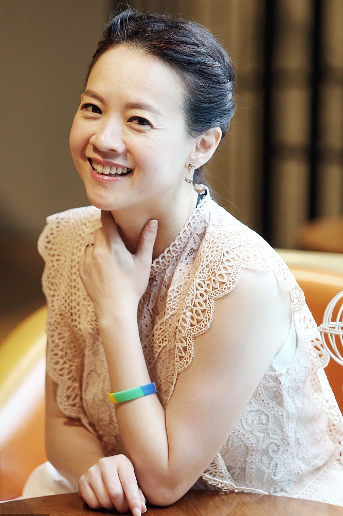 5月20日,曾宝仪在台北的一组写真曝光.