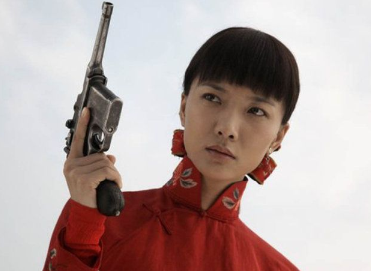 民国剧中拿枪最帅的女星,王珞丹垫底,赵丽颖第二,第一帅爆了!