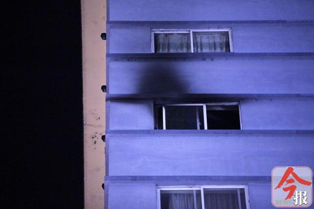视频!谷埠街一宾馆客房突然起火,外墙被烧黑,窗帘缺失