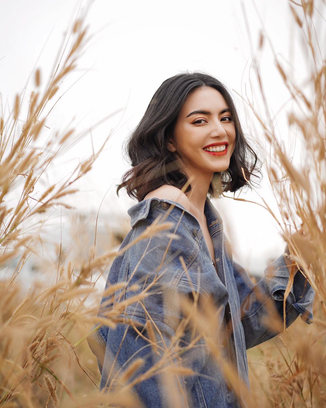 mai davika清迈拍摄之余,还不忘给粉丝送福利