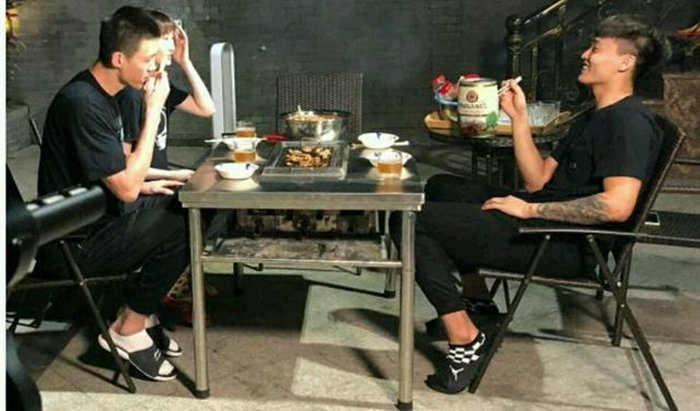 周鹏对赵睿有多好?合影让他靠老婆身边,亲自下厨做饭给他吃