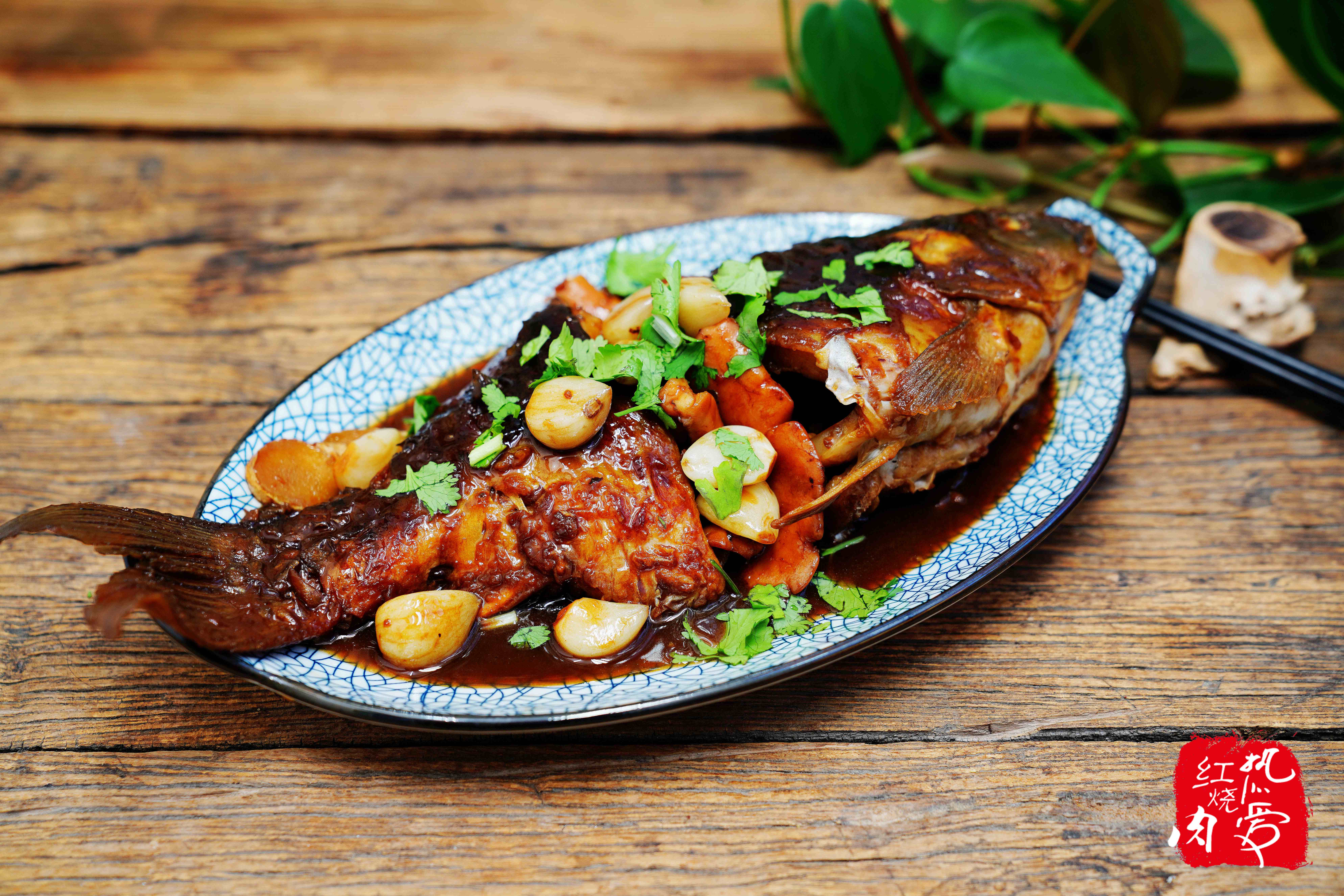 烧鱼别再用水了,换成它试试,烧好的鱼一点也不腥,鱼汤都剩不下