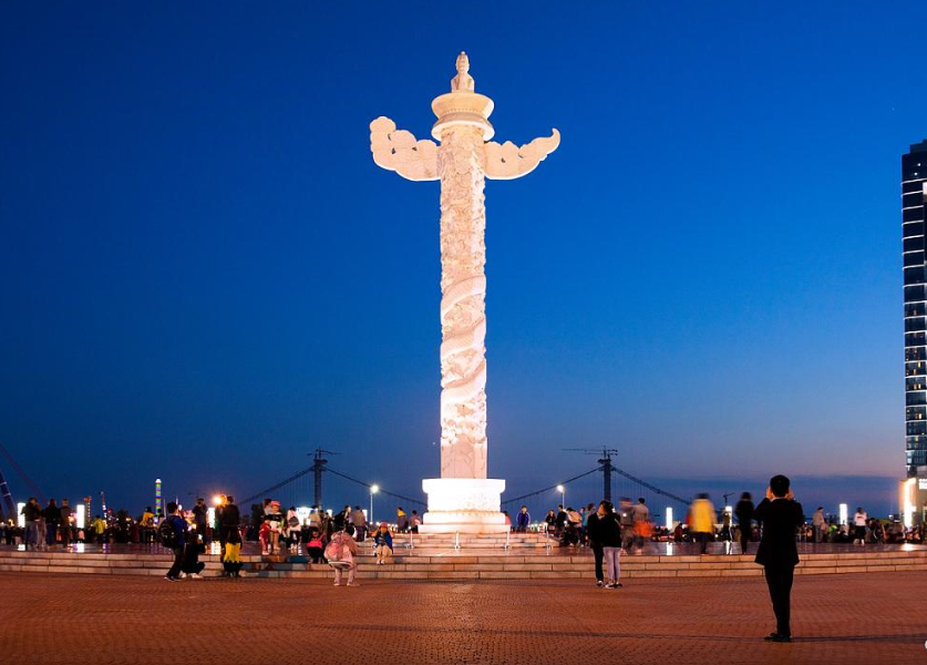 说起我国最大的广场,很多人都会想到位于大连的星海广场,虽然很多人