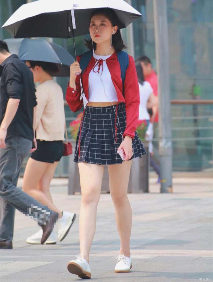 街拍格子超短裙学生妹,身材颜值不重要,微乳才是王道