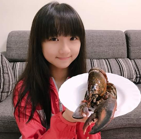 还记得《两个爸爸》里那个伶俐可爱的温蒂吗?今13岁的她漂亮极了