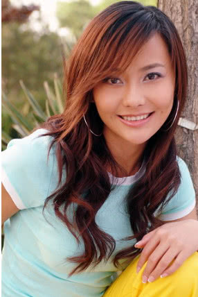 马雅舒近照,离婚后成女神,外国老公让人羡慕,13岁继女迷人靓丽