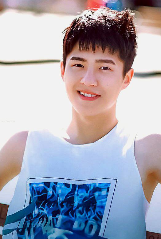 男生长虎牙太稚嫩?看了易烊千玺和王俊凯再说,华晨宇莫名的帅!