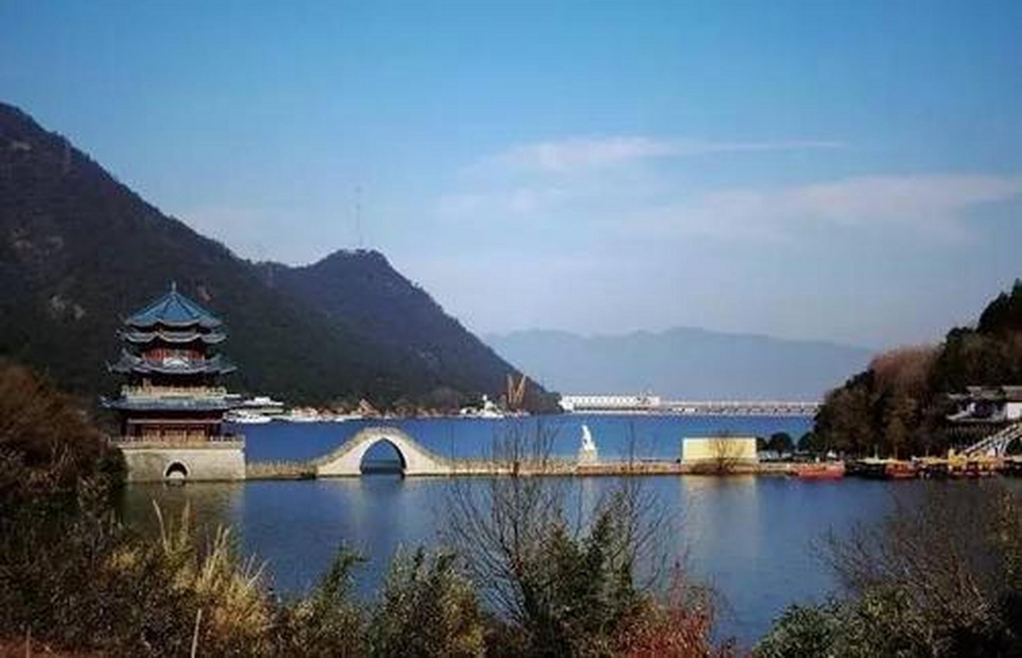 富春江七里泷,其旖旎的风光如一首清新的诗,一幅淡雅的画;又像一条