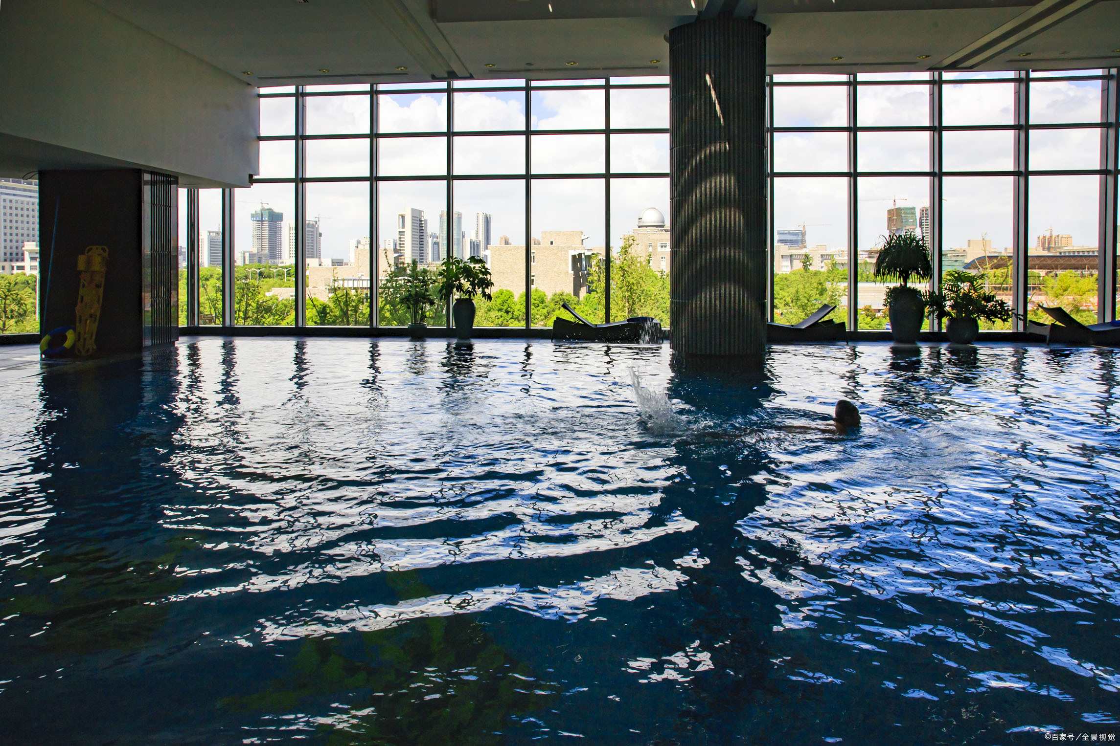 六点钢结构游泳池