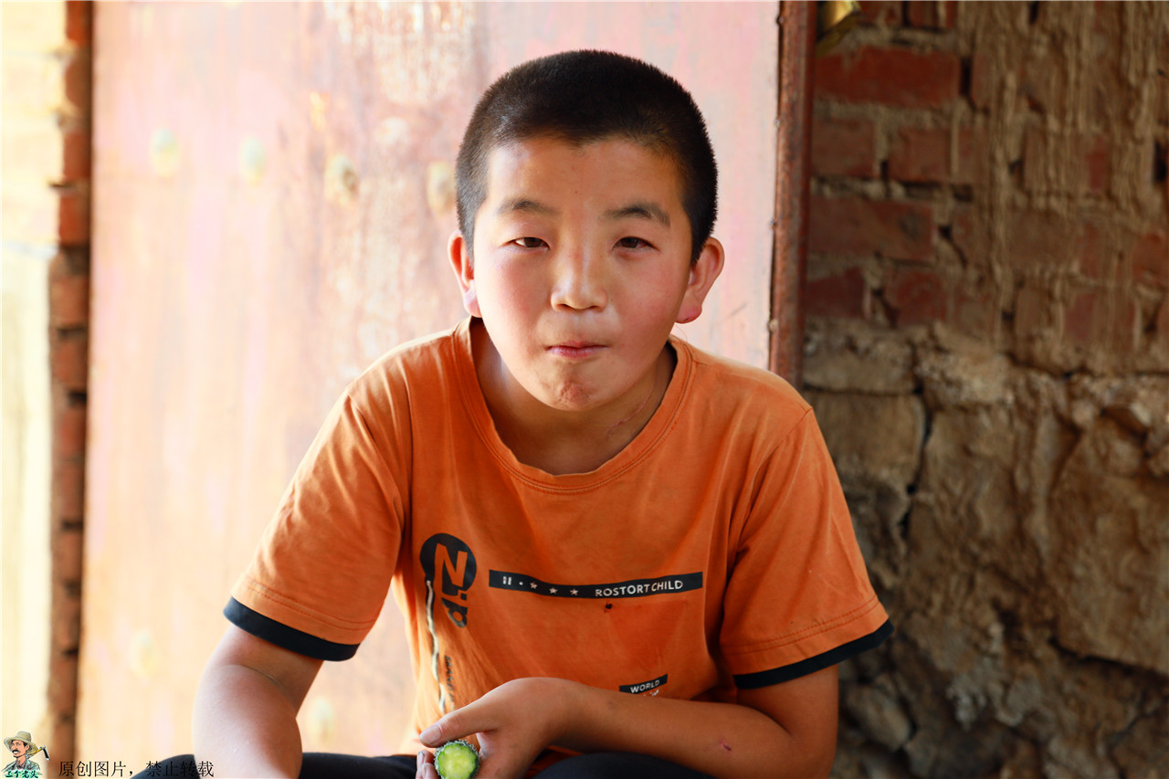 农村75老奶奶,独自跟13岁的孙子相依为命,奶奶就担心一件事!