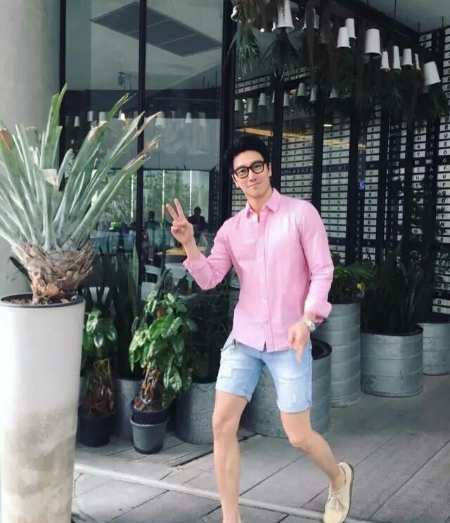 50岁大爷脸像王力宏 身材好过吴彦祖 简直帅炸了