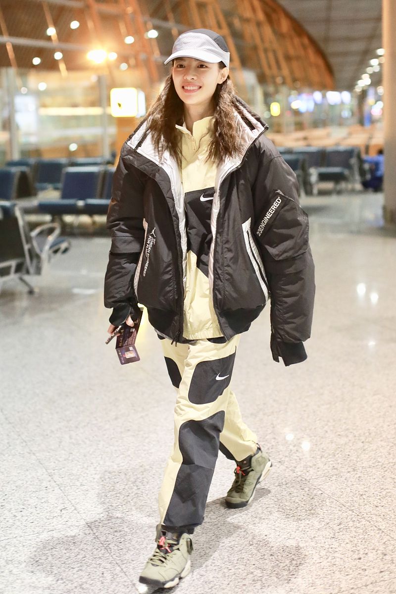 钟楚曦街拍:jordan羽绒服nike套装air jordan 6 x travis scott篮球鞋