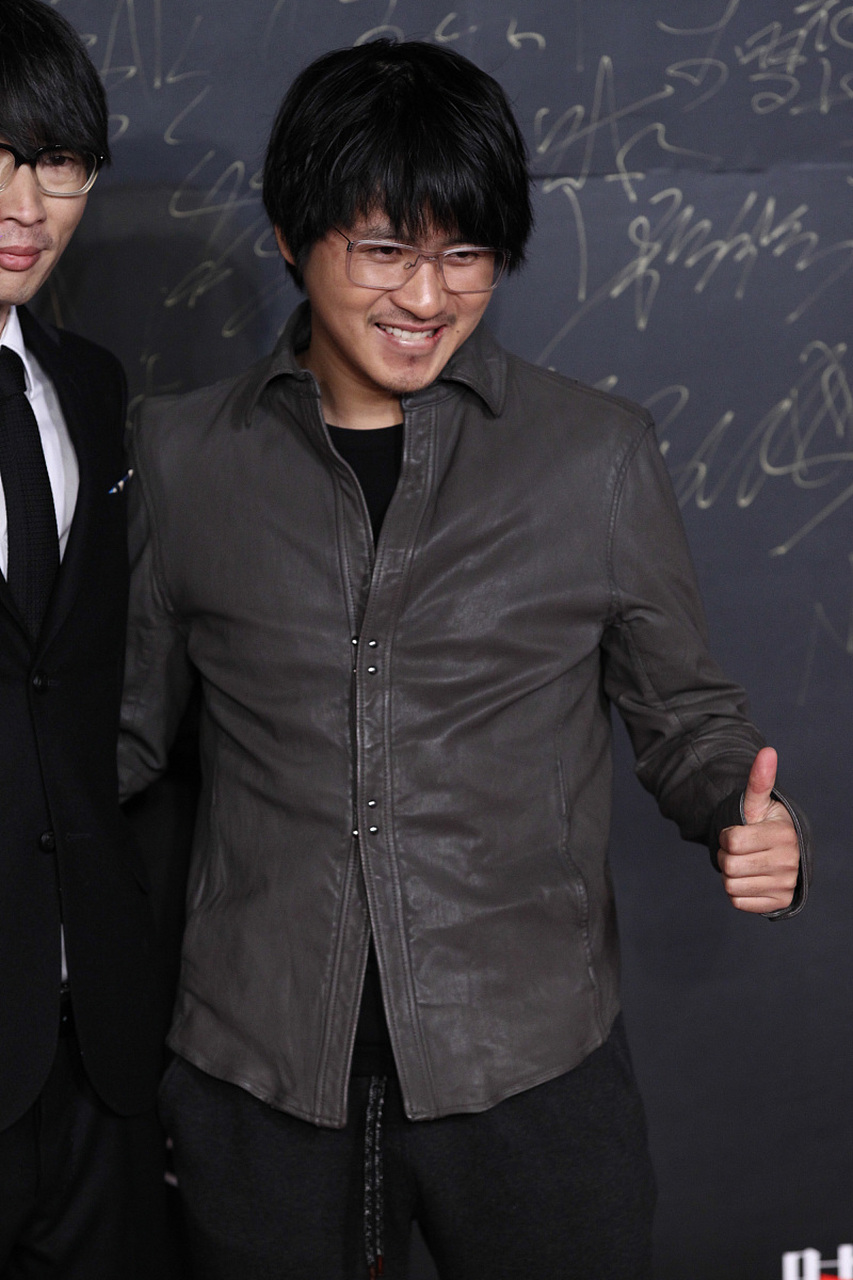 郭顶是一位才华横溢的音乐创作人,他的音乐风格丰富多样,旋律和节奏