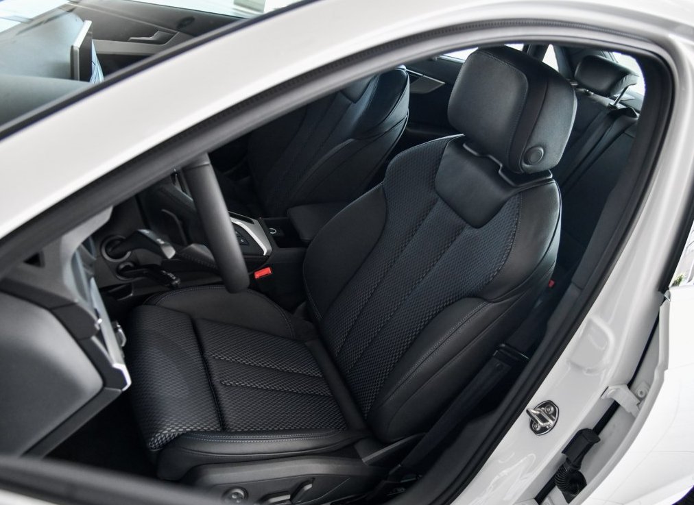 奥迪a4l座椅空间