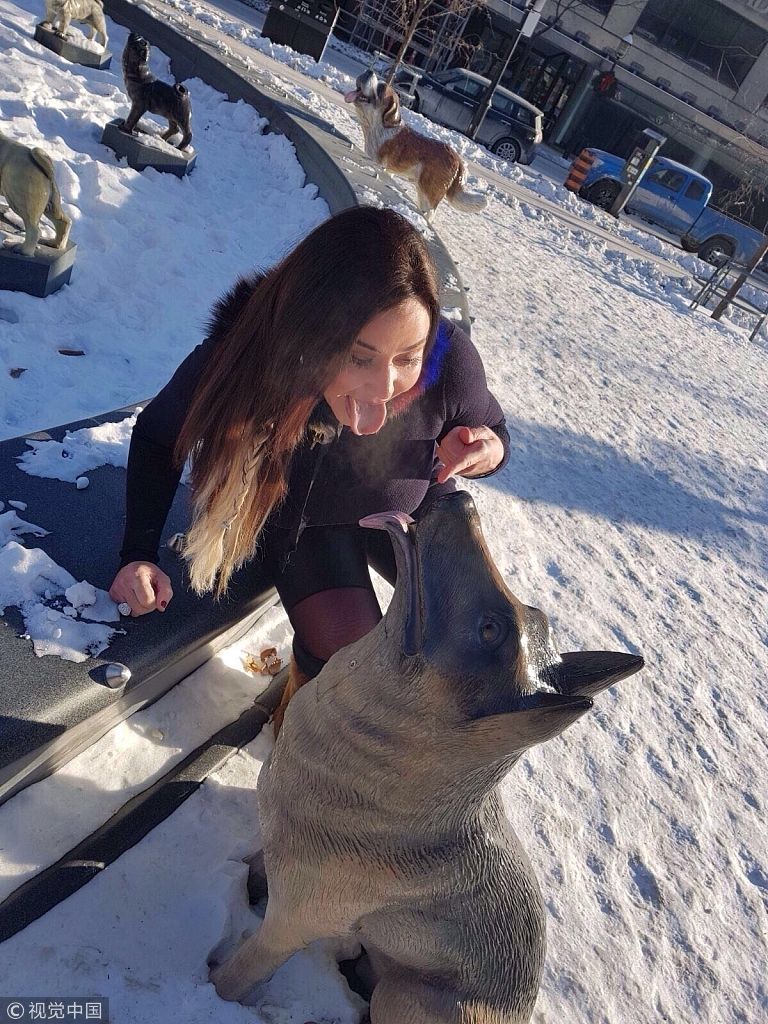 丽莎·阿普尔顿一人遛俩狗雪地嗨翻天 似不慎滑倒秒变"表情包"