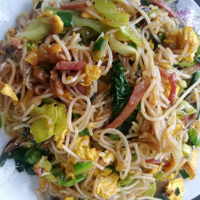 腊肉炒米粉,香气扑鼻,一大盘都不够吃