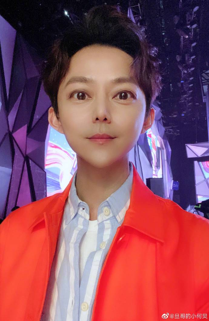 区的第三排,前面小姐姐们都很高,我一直把背打直,别人在看大勋和小鬼