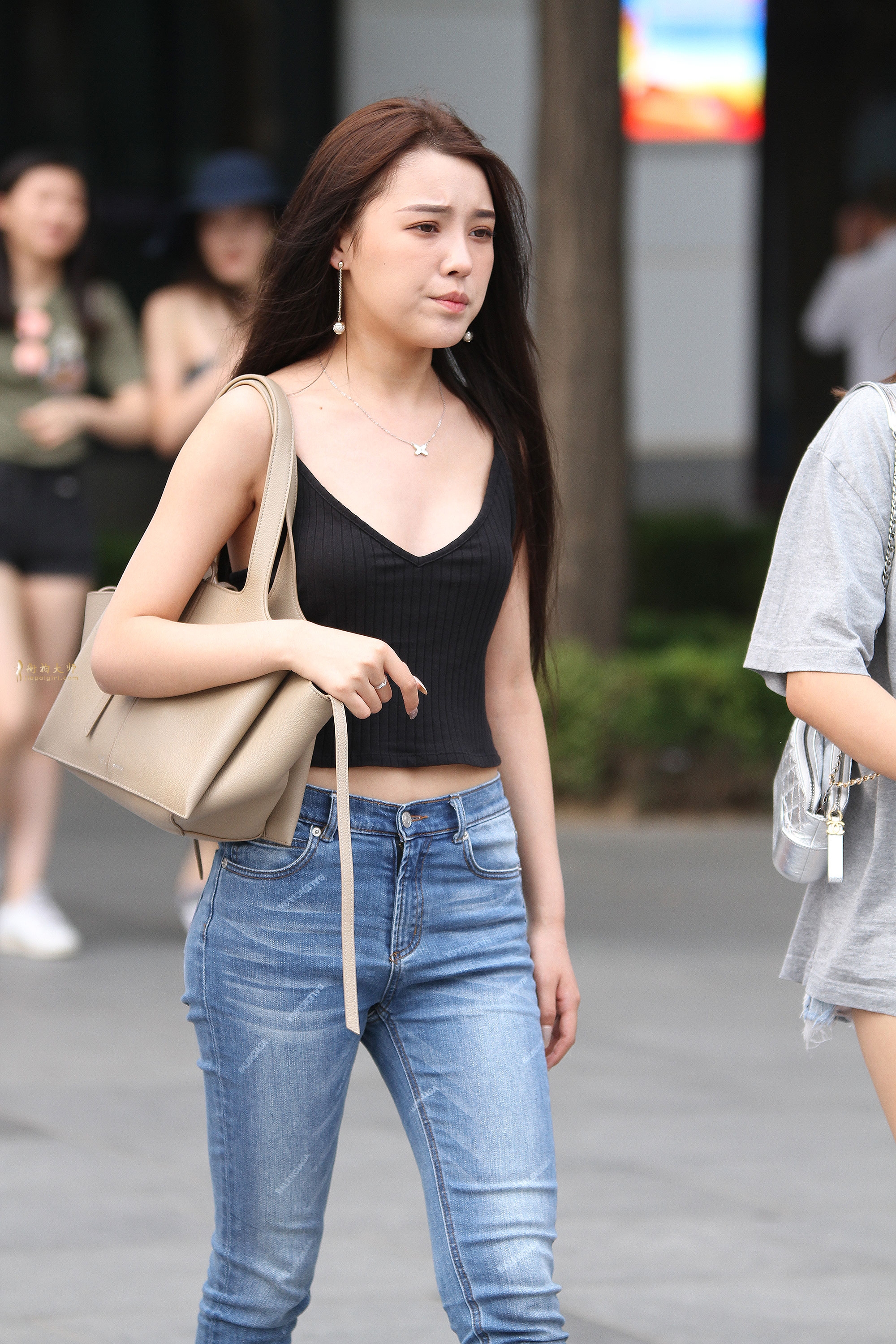 街拍:红色波点吊带裙将美女的性感身材完全展现出来!