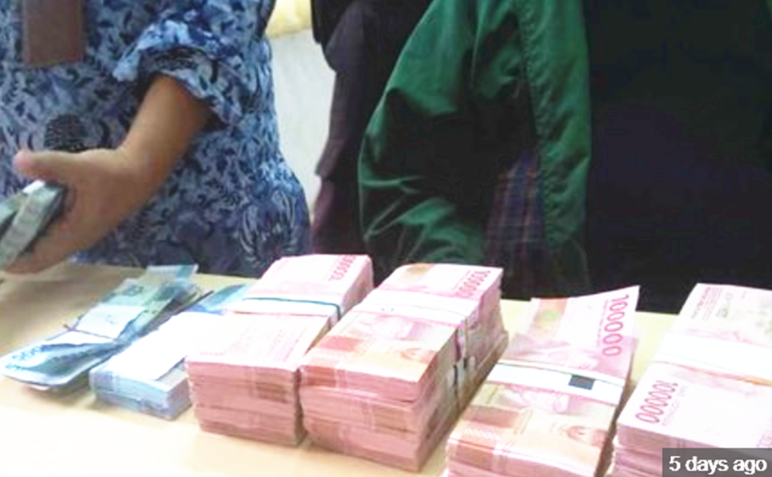 65岁老乞丐满街乞讨被捕,警察竟从其包内搜出2亿现金