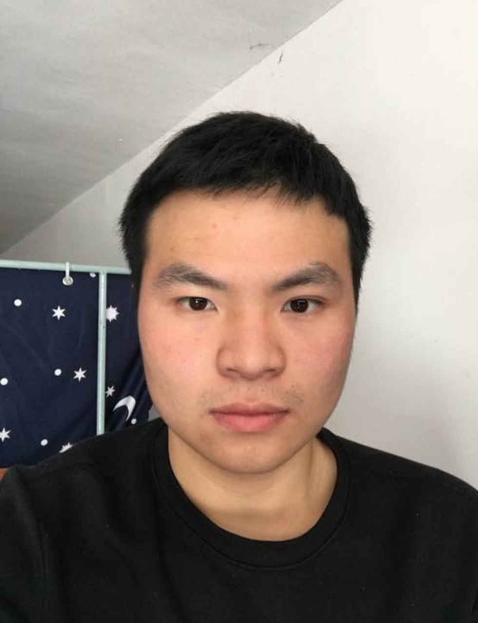 答:对面不见耳,主贵.