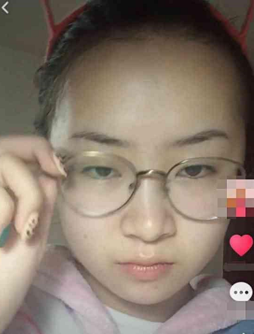 抖音300斤"胖妹"摘下眼镜时,瞬间圈粉无数,网友:判若两人!