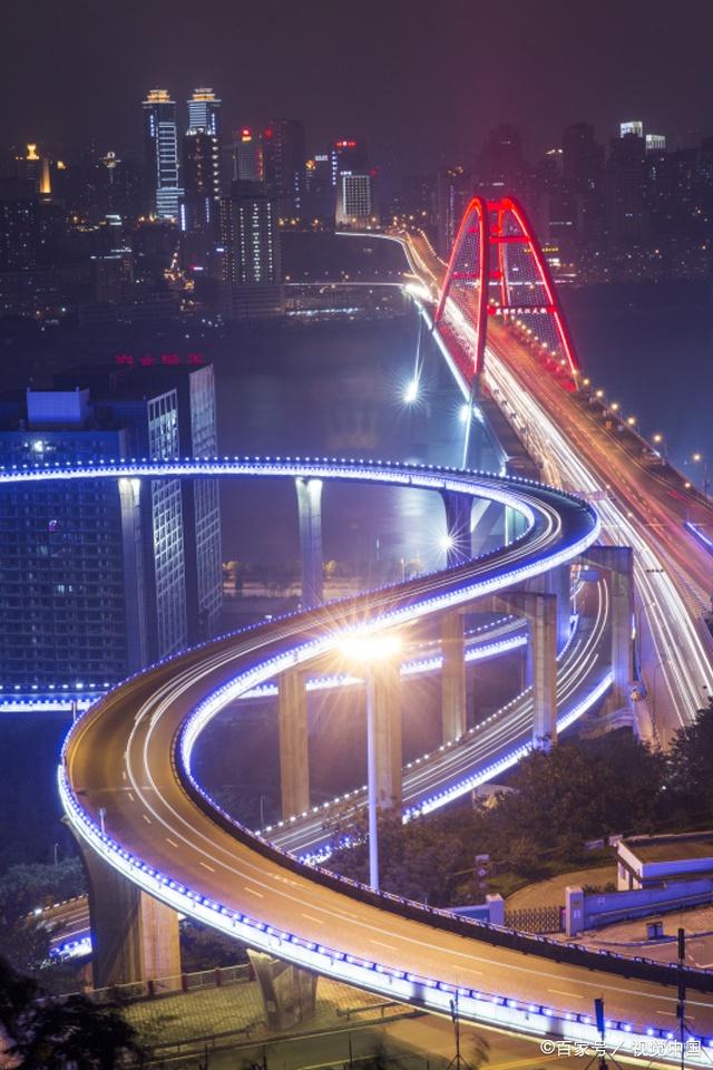 重庆政府因地制宜,发展立体交通,已经建成的立交桥已经成百上千,使得
