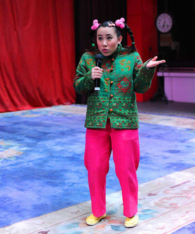 丫蛋直播与一男子亲密互动,气氛暧昧,男方疑似背景强大