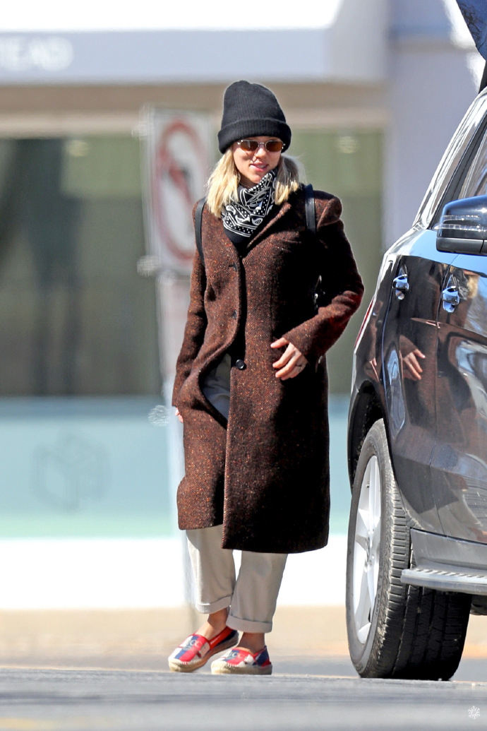 16,斯嘉丽·约翰逊和未婚夫colin jost一起离开纽约,中途在汉普顿斯