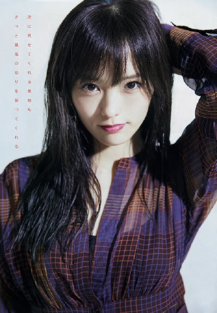 山本彩日前登上杂志《young magazine》封面,她妆容精致,眼神锐利摄