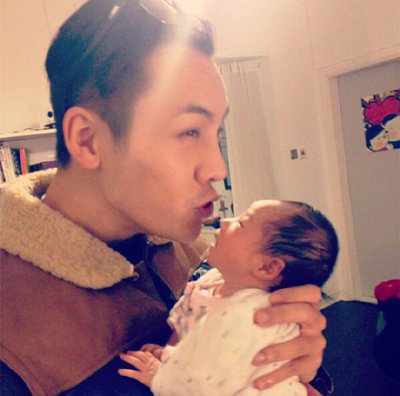 晋升亲子博主!陈伟霆抱小孩终于不被嫌弃,网友:快上爸爸去哪儿