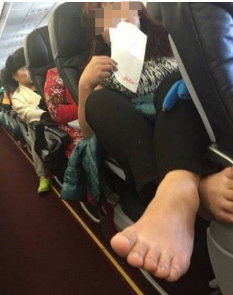 美女高铁上脱鞋臭醒大妈,被理论竟回怼:你闻我的脚,很香