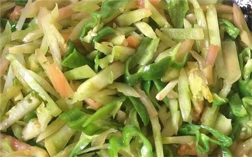 青柿子辣子炒鸡蛋,三者搭配,非常好的家常美味