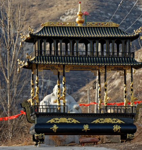 在济南长清区的深山峡谷中,有一座颇具神秘色彩的千年古刹,名曰衔草寺