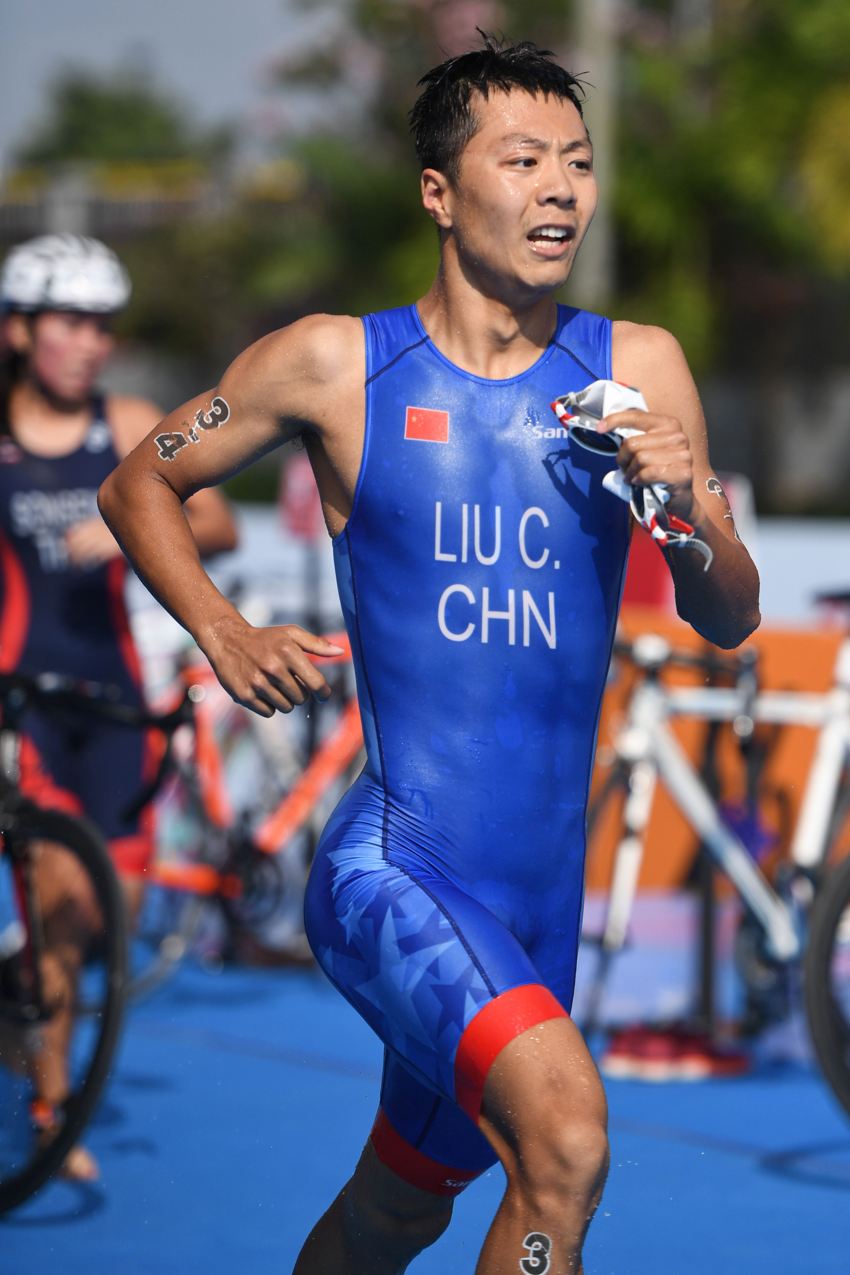 铁人三项混合接力赛赛况(4)