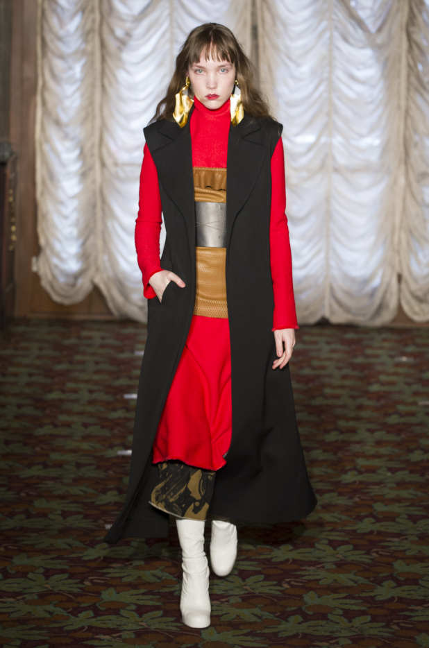 奶牛花纹的外套看上去非常的时尚,里面的碎花裙也很漂亮.