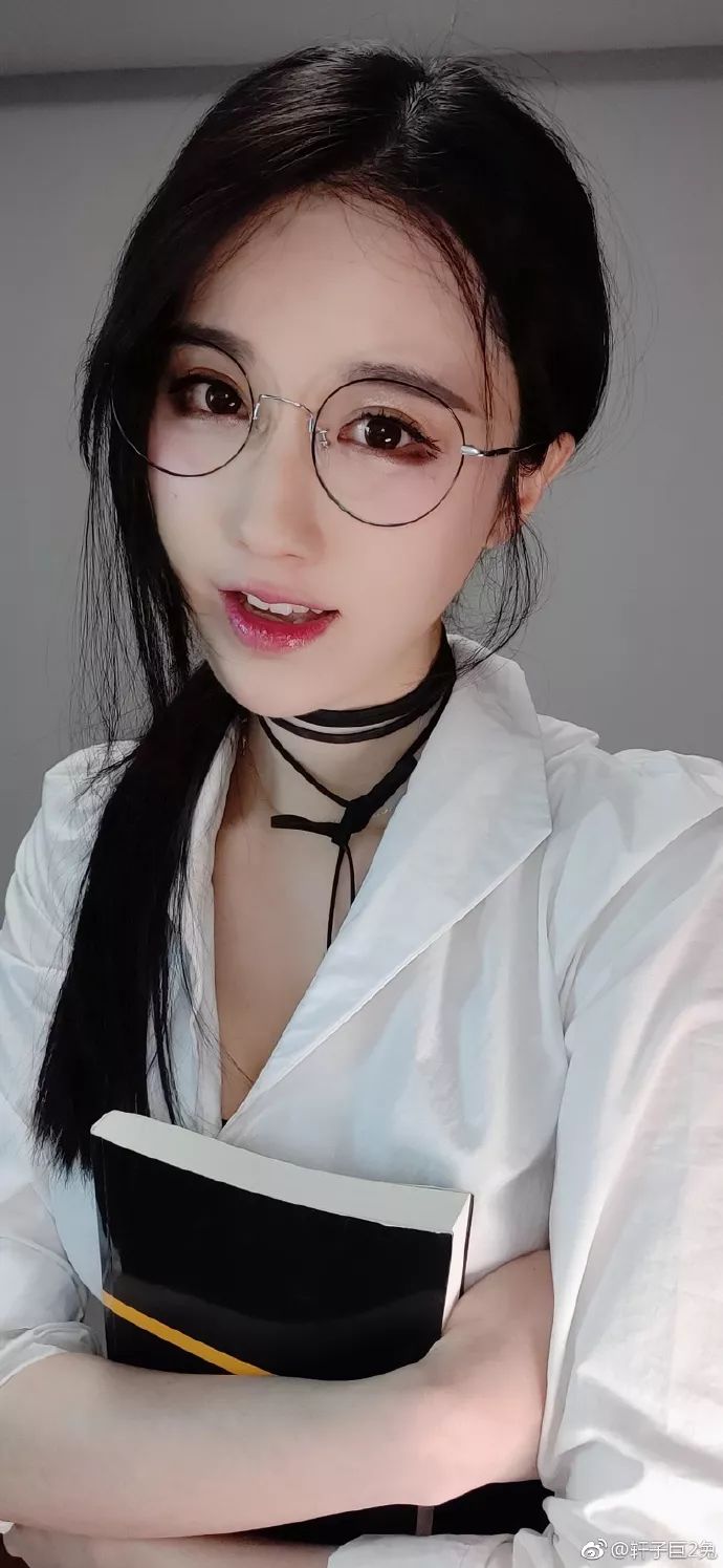 轩子老师有一段时间没有发照片了,单纯的冲还是要冲的,虽然上回她发