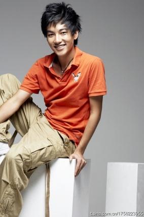 游乐王子不是何润东是袁奇峰,20岁出道帅成这样