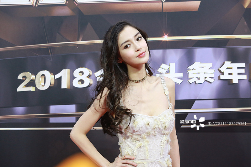 angelababy大波浪散发抹胸装走红毯大方秀美胸,撩裙摆似仙女下凡