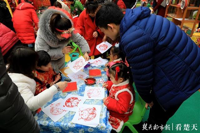 幼儿园办庙会,小朋友玩嗨了吃饱了