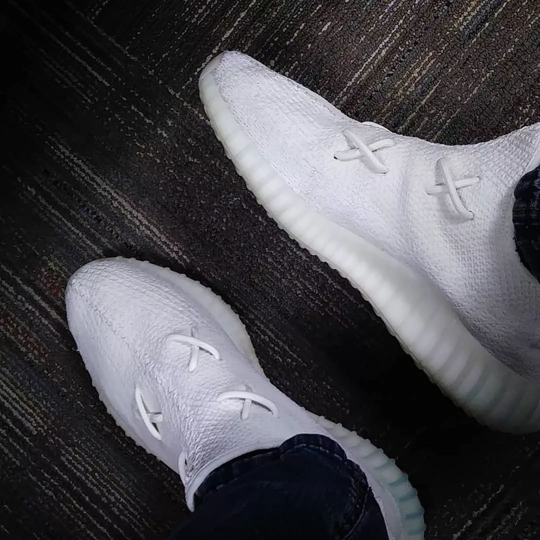 yeezy 350 v2 鞋帶綁成kaws,球鞋上的玩法成為鞋頭們的新興趣!